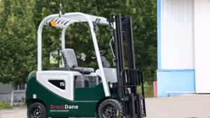 Grøn gaffeltruck med stor kabine