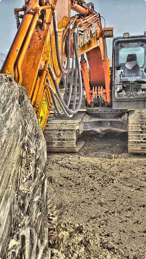 Gravemaskine i arbejde med jord.