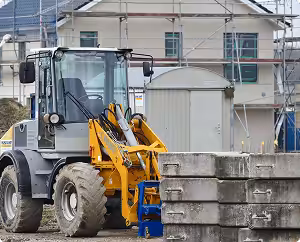 Byggeplads med maskine og beton