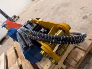 Hydraulisk nedbrydningshammer til minigraver i arbejdsposition