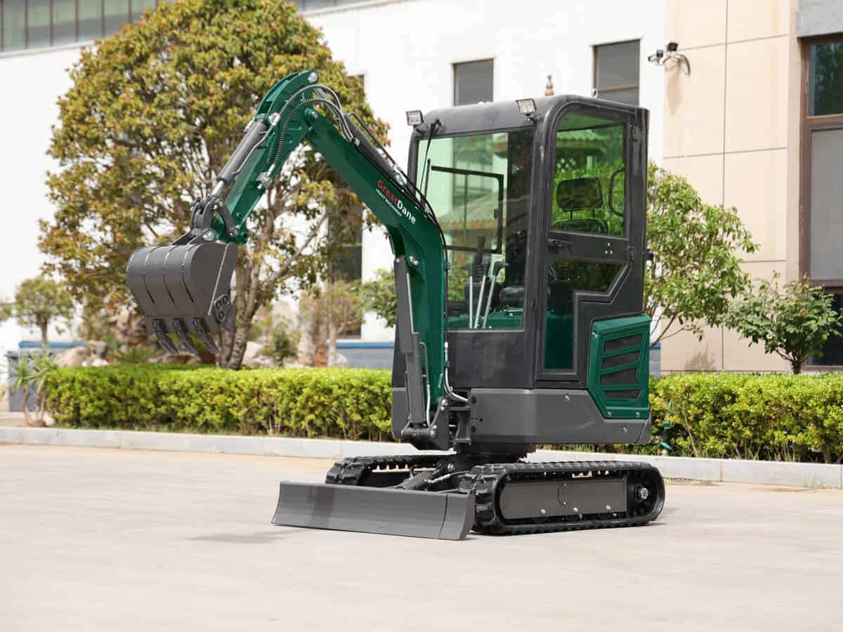 import placeholder for 888 GreatDane GD18 minigraver på 1800 kg, grøn og sort, foran bygning.